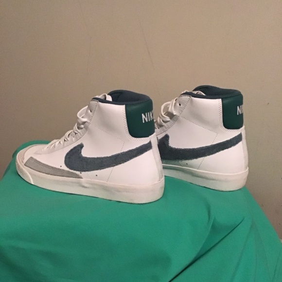 Nike’s youth size 5.5Y, clean, pre-owned, see photos, leather high tops - Picture 3 of 6